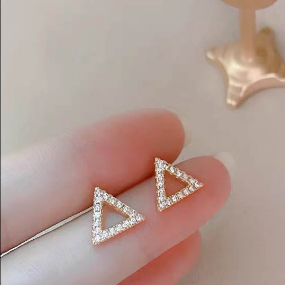 💎 BOGO❗️PRICE🔻Minimalist Triangle Stud Earrings with zirconia stones